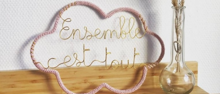 tricotin avec écrit "ensemble c'est tout"