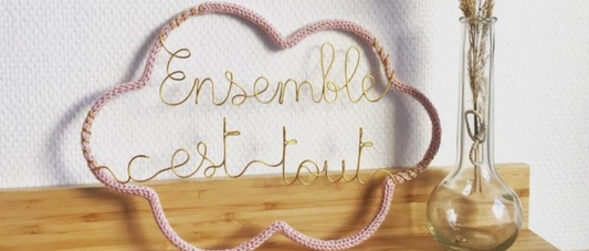 tricotin avec écrit "ensemble c'est tout"