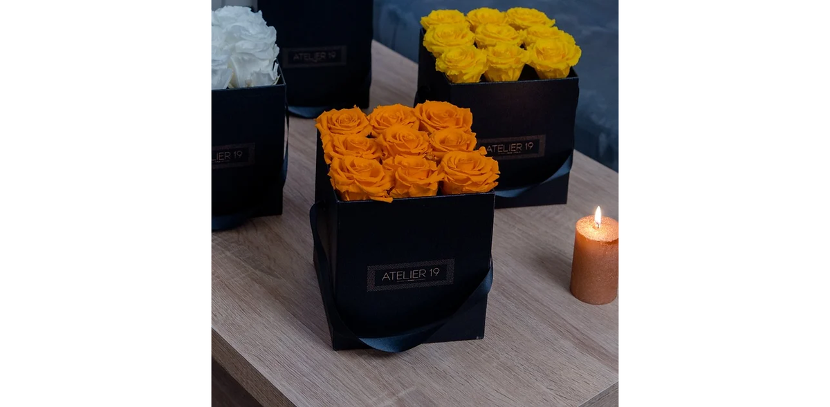 Roses éternelles par 9 dans écrin carré personnalisé
