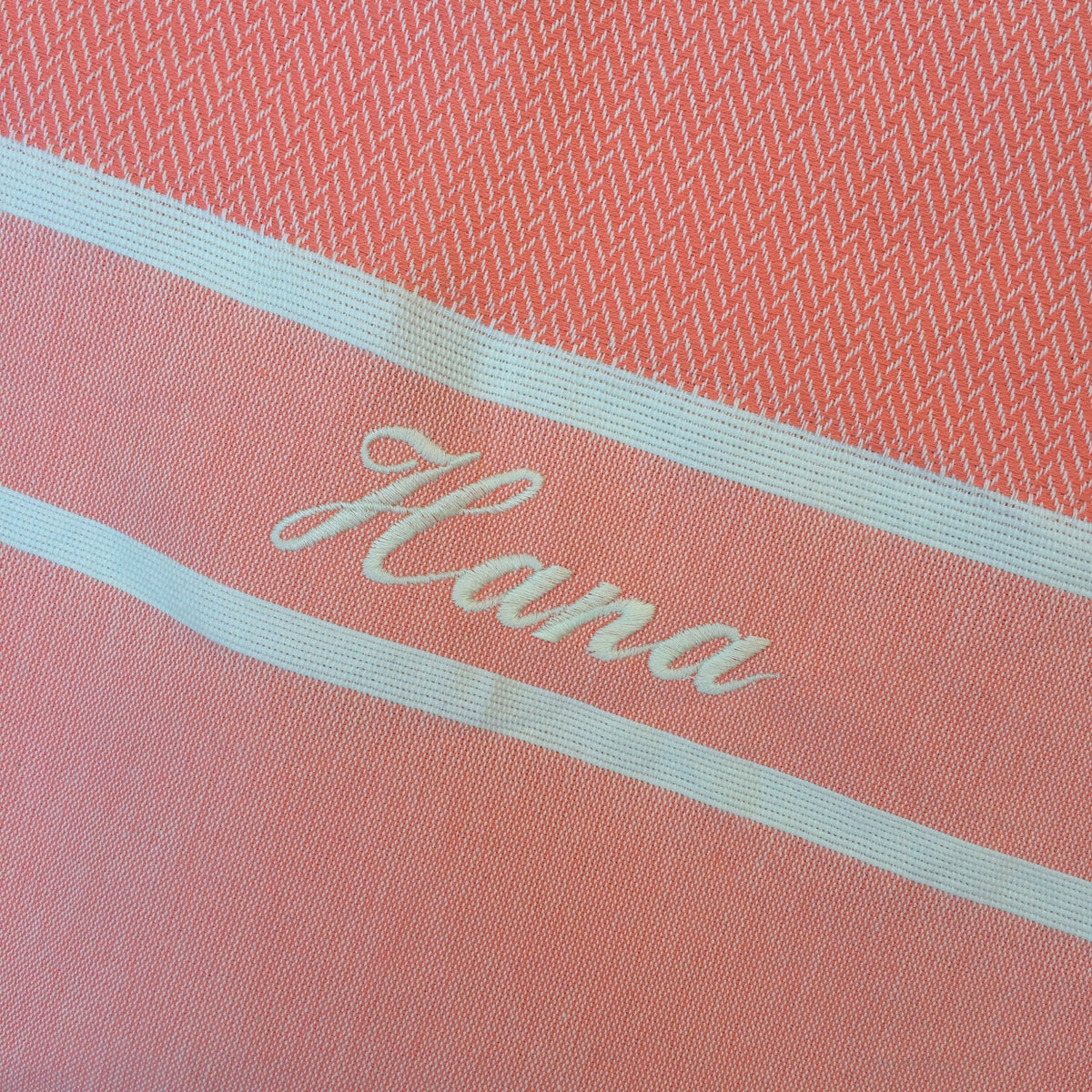 plaquette-typographie-broderie-fouta-chevron-personnalisable