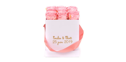 Roses éternelles par 9 dans écrin carré personnalisé