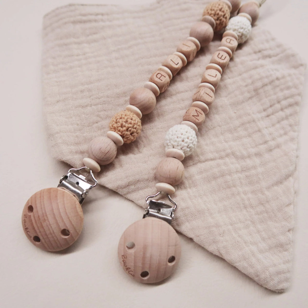 Attache tétine personnalisée - Modèle Hêtre & crochet