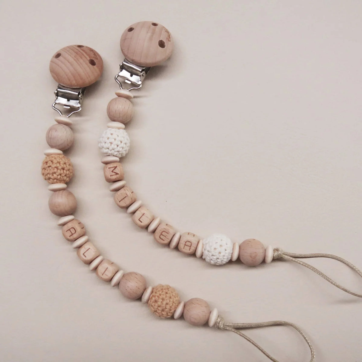 Attache tétine personnalisée - Modèle Hêtre & crochet