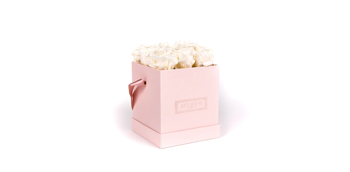 Roses éternelles par 9 dans écrin carré personnalisé