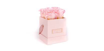 Roses éternelles par 4 dans écrin carré personnalisé