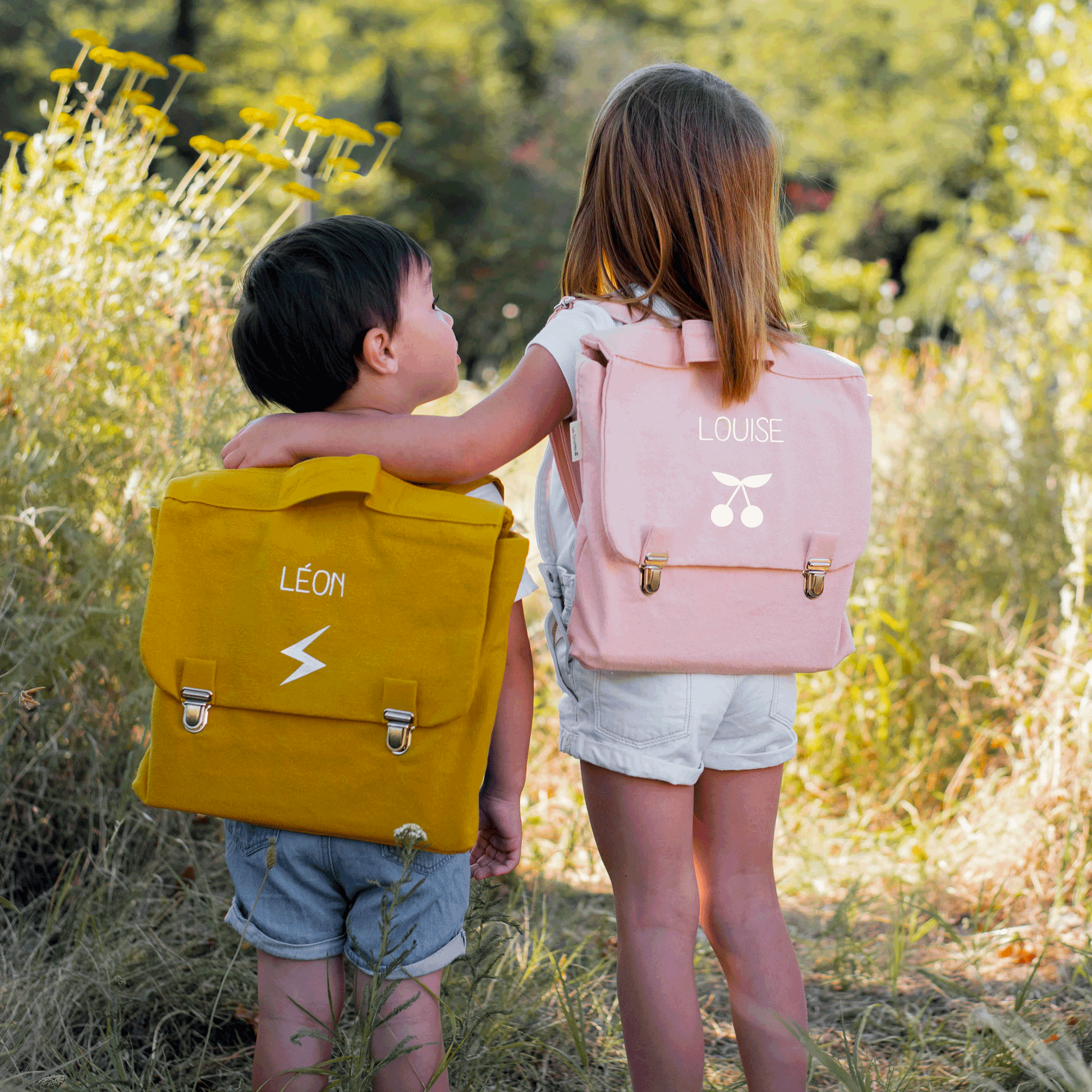 Cartable-personnalise-rose-et-moutarde-rentree-des-classes-ecole-maternelle-primaire