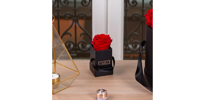Rose éternelle dans  son écrin carré personnalisé