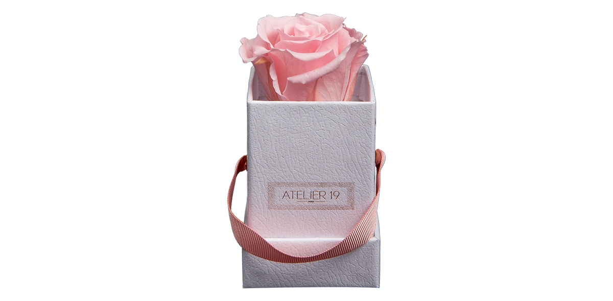 Rose éternelle dans  son écrin carré personnalisé