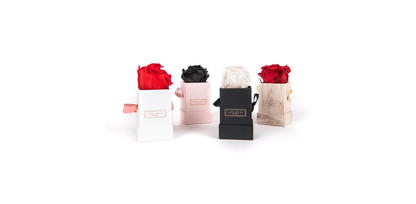 Rose éternelle dans  son écrin carré personnalisé