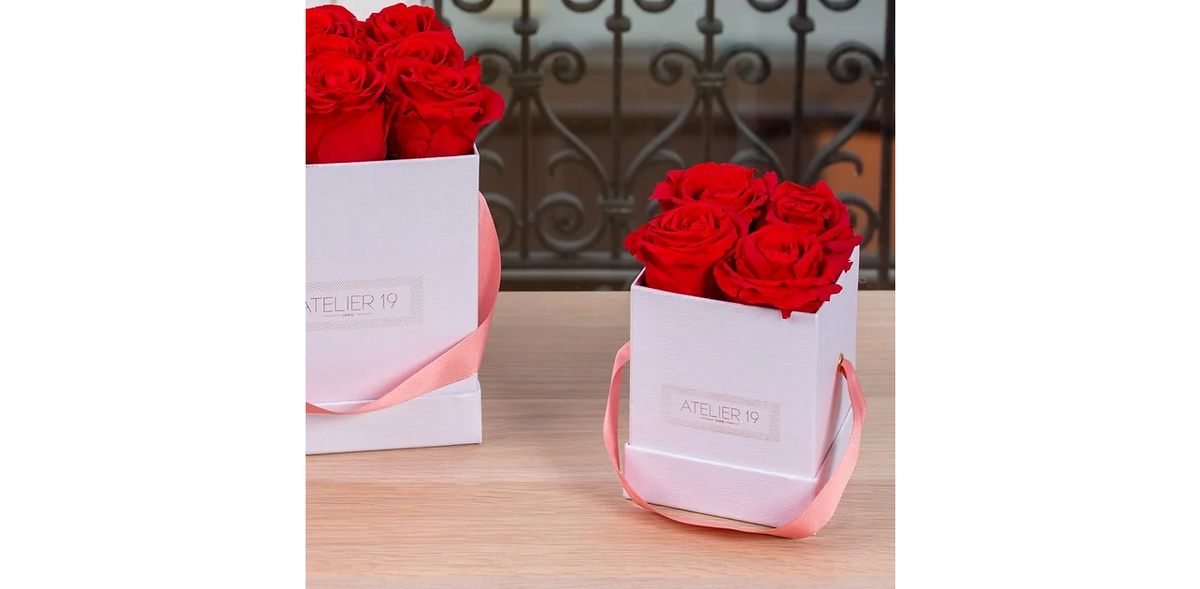 Roses éternelles par 4 dans écrin carré personnalisé