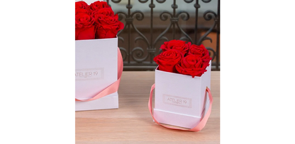 Roses éternelles par 4 dans écrin carré personnalisé