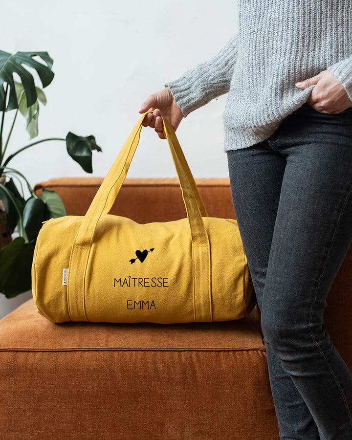 Sac-polochon-personnalise-cadeau-maitresse-jaune-moutarde-situation