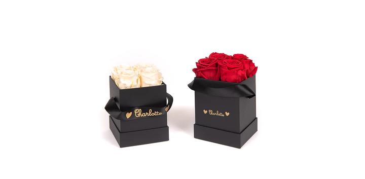 Roses éternelles par 4 dans écrin carré personnalisé