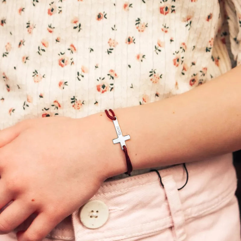 Bracelet rouge et croix argentée – Cadeau de naissance personnalisé