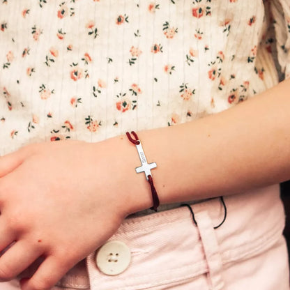 Bracelet rouge et croix argentée – Cadeau de naissance personnalisé