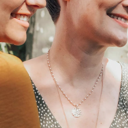 Collier chaîne perles émaillées personnalisé - Médaille martelée  - Plaqué Or