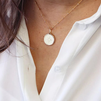 Collier personnalisé médaille ivoire rose des vents - Chaîne perlée - Plaqué Or